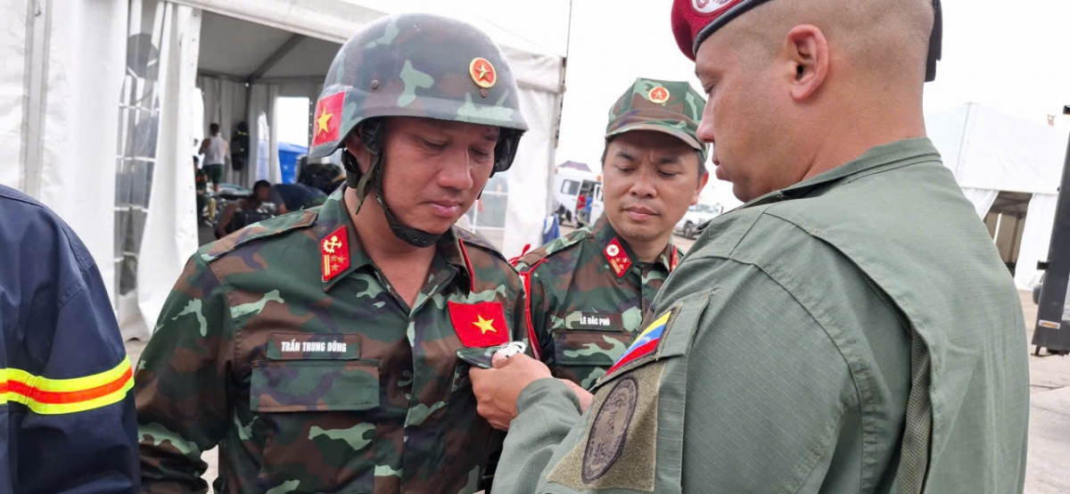 Đại diện Chính phủ Venezuela trao Huy chương "Anh hùng Venezuela" hạng Nhì
cho các cá nhân của đoàn Việt Nam (Ảnh: Hoàng Vũ)