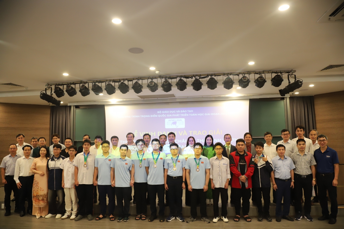 Các thí sinh đoạt giải trong kỳ thi APOMO 2026 chụp ảnh cùng Ban tổ chức và các GS Toán học nổi tiếng (Ảnh: Thu Lương)