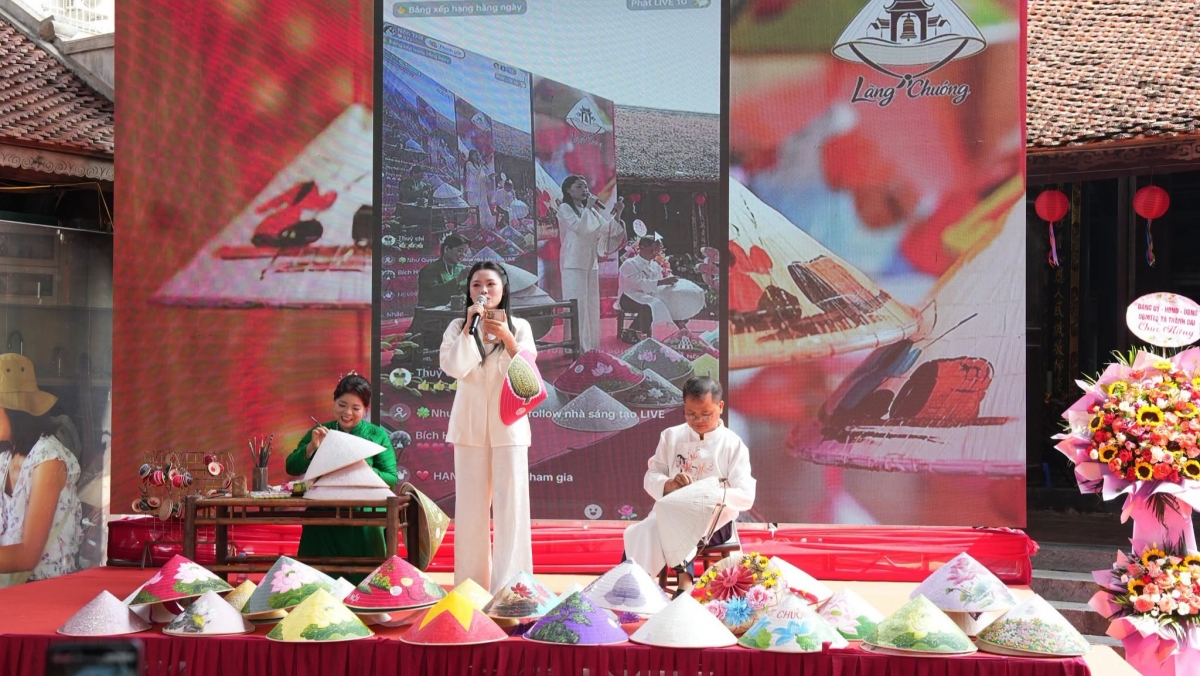 “Nón làng Chuông – Từ di sản truyền thống đến giá trị kinh tế hiện đại” là chủ đề sinh hoạt chuyên đề đầu tiên ​của Trung tâm học tập cộng đồng xã Thanh Oai (Ảnh: BTC)