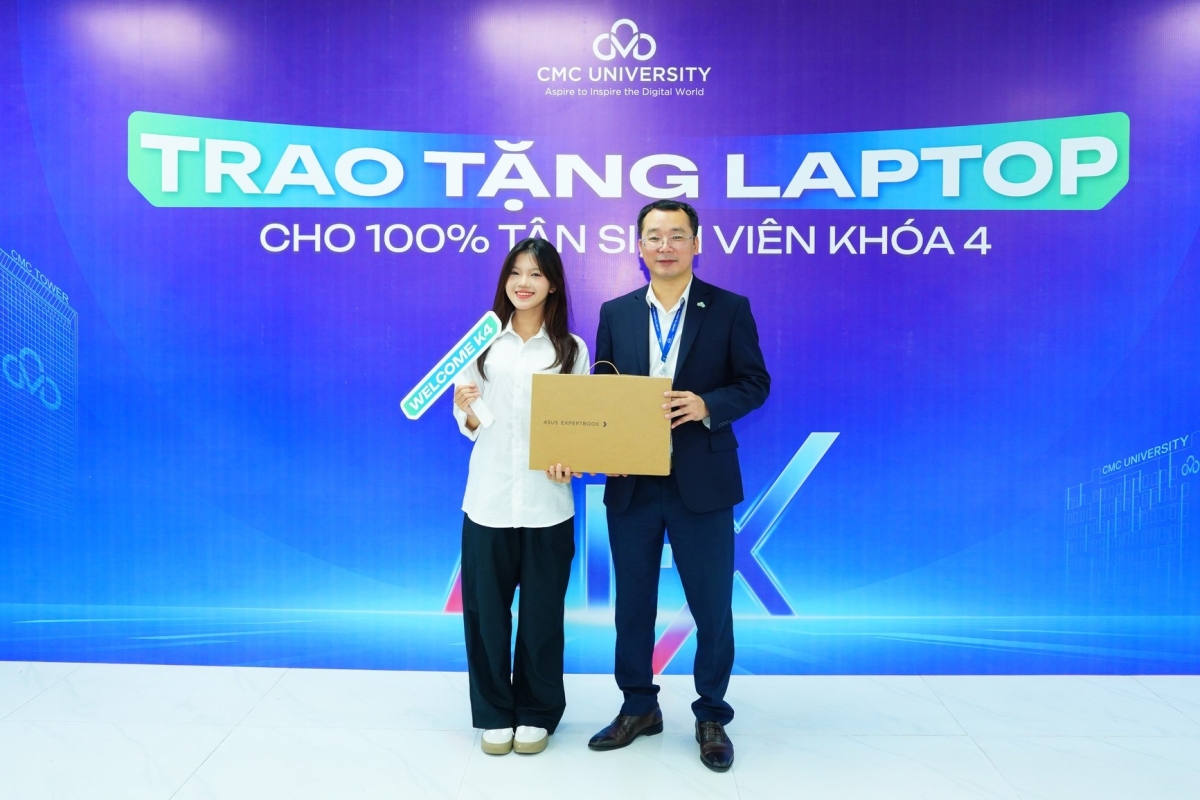 Phó Giám đốc tập đoàn CMC Lê Anh Tuấn trao ipad cho tân sinh viên ( Ảnh CMC)