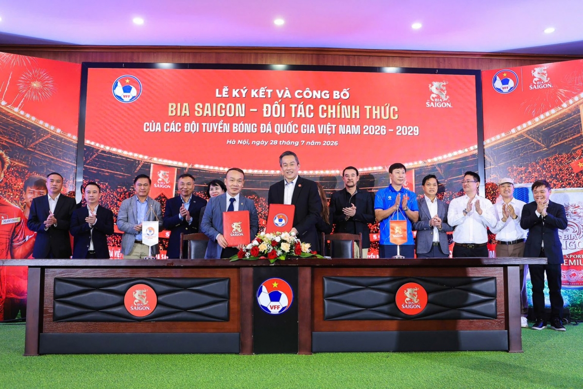 Tổng thư ký VFF Nguyễn Văn Phú và Tổng giám đốc SABECO Lester Tan Teck Chuan thực hiện nghi thức ký kết (Ảnh: VFF)