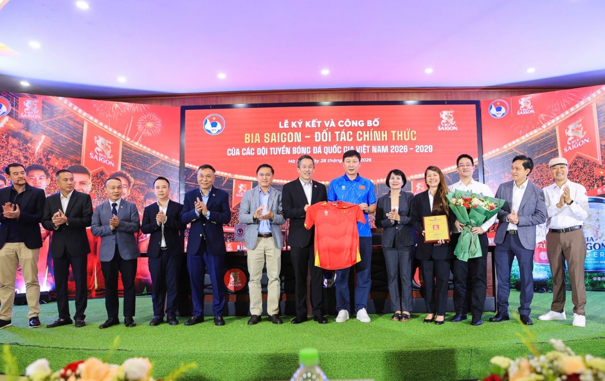 Phó chủ tịch VFF Trần Anh Tú và HLV trưởng Kim Sang Kim trao tặng áo thi đấu của ĐTQG Việt Nam cho Nhà tài trợ SABECO (Ảnh: VFF)