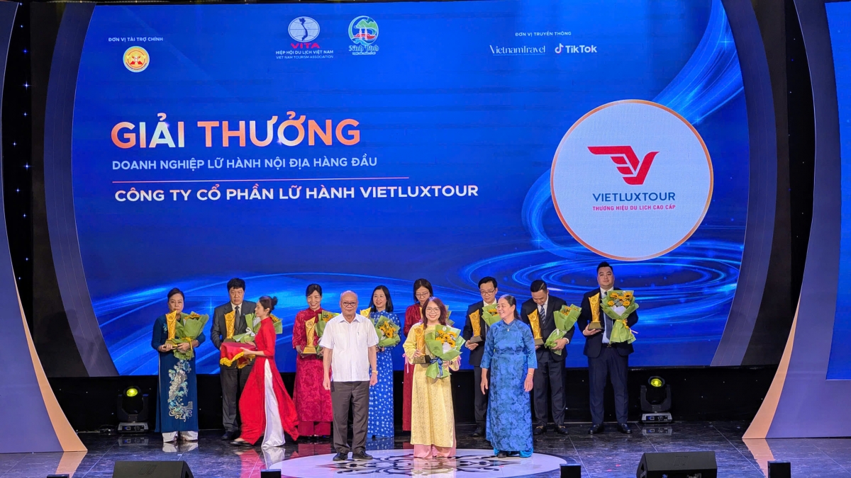 Đại diện Vietluxtour nhận giải thưởng Doanh nghiệp Lữ hành nội địa hàng đầu. Ảnh: Lina Vũ Mai