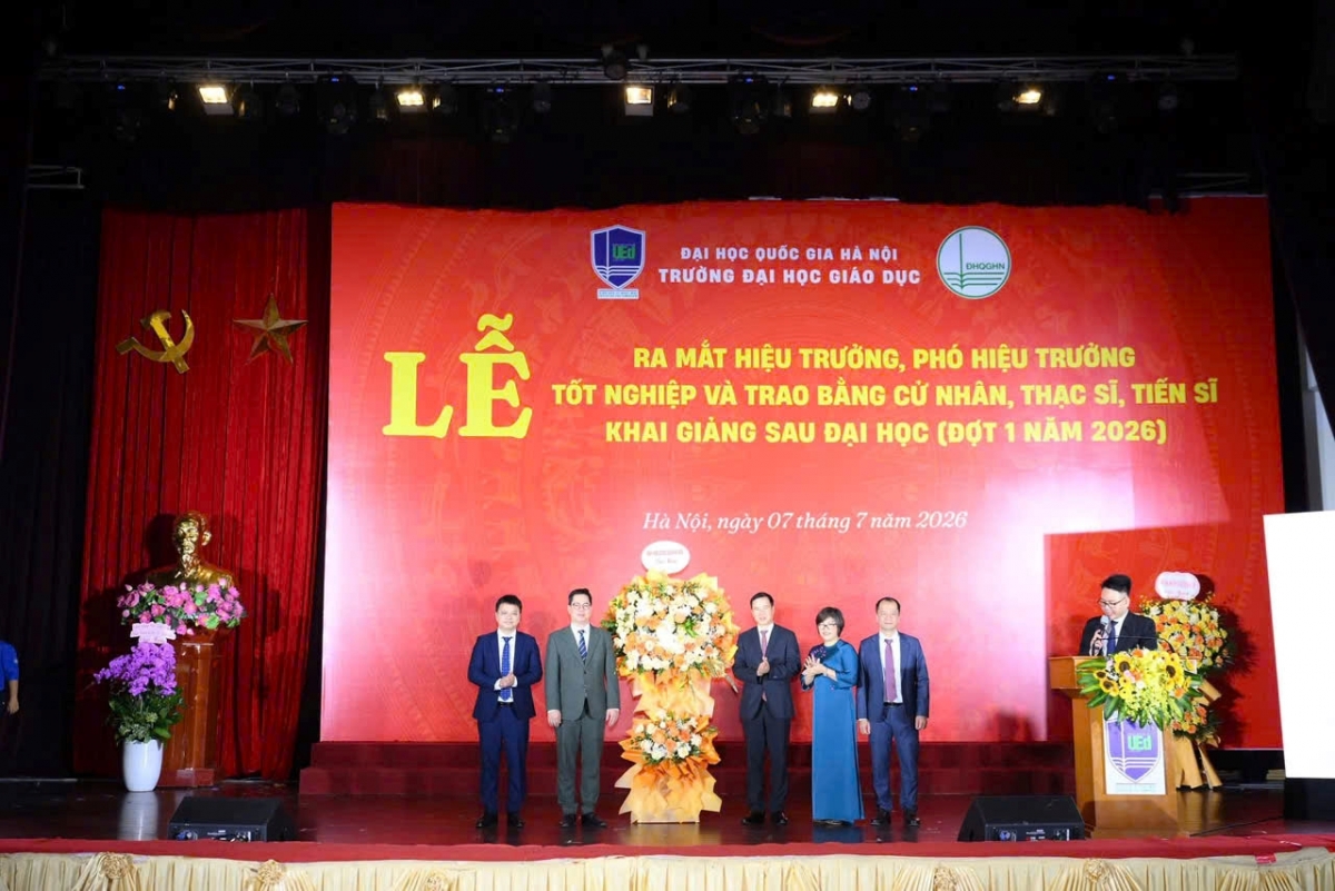Giám đốc Đại học Quốc gia Hà Nội Bùi Thế Duy tặng hoa chúc mừng đội ngũ Ban Giám hiệu Trường Đại học Giáo dục nhiệm kỳ mới  (Ảnh: VNU)
