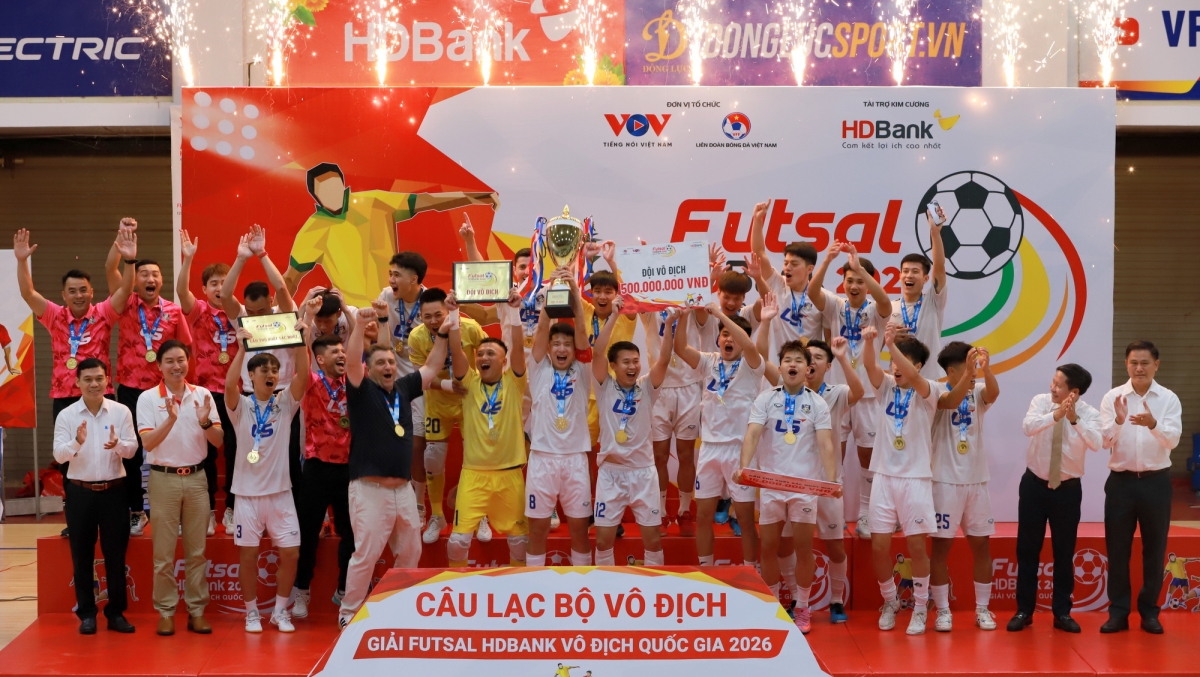 Chiếc cúp vàng ý nghĩa đúng vào dịp kỷ niệm 19 năm thành lập CLB Thái Sơn Bắc (Ảnh: VOV)