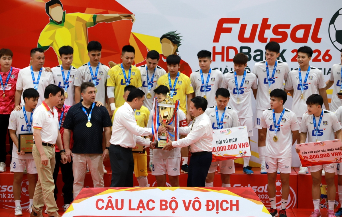 Phó Tổng Giám đốc VOV Vũ Hải Quang và Phó Chủ tịch VFF Trần Anh Tú trao Cup cho đội vô địch (Ảnh: VOV)