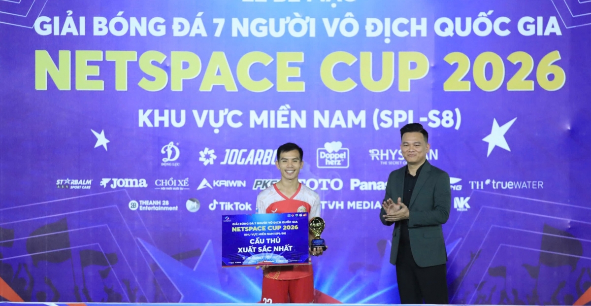 Nguyễn Hồng Kông giành danh hiệu Cầu thủ xuất sắc nhất SPL-S8 (Ảnh BTC)