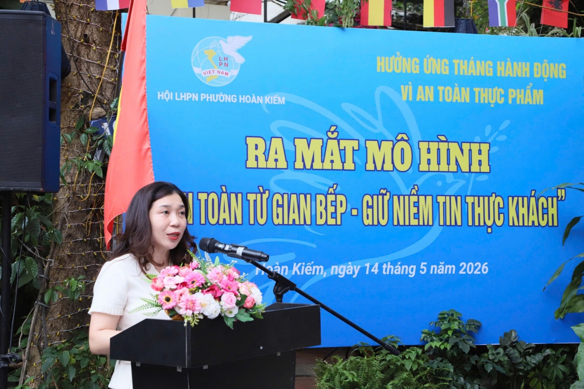 Chị Lê Hoàn Thủy Vân - Chủ tịch Hội LHPN phường Hoàn Kiếm trong buổi ra mắt mô hình "An toàn từ gian bếp, giữ niềm tin thực khách". (Ảnh NVCC)