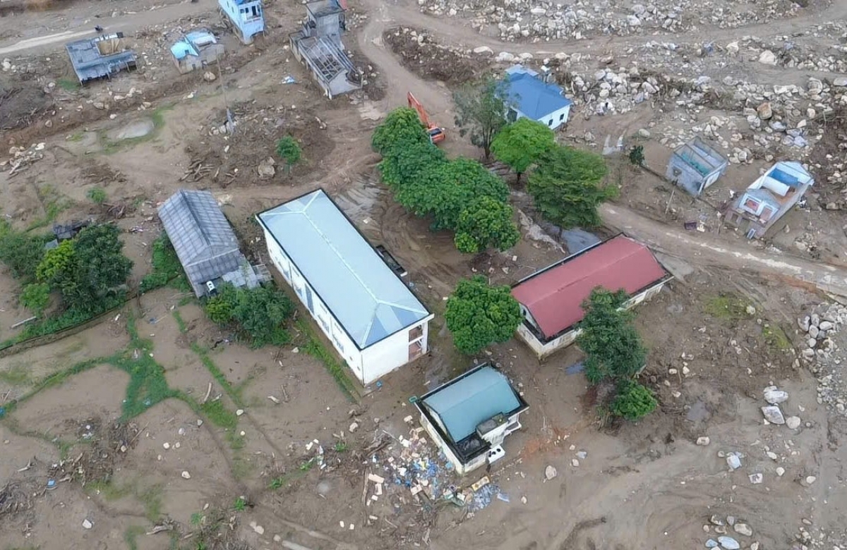 Điểm trường mầm non Đội 11 cũ, nay là Bản Chít, xã Mường Than bị bùn đất vùi lấp, nhiều hạng mục bị đá xô, hư hỏng nặng không thể khắc phục