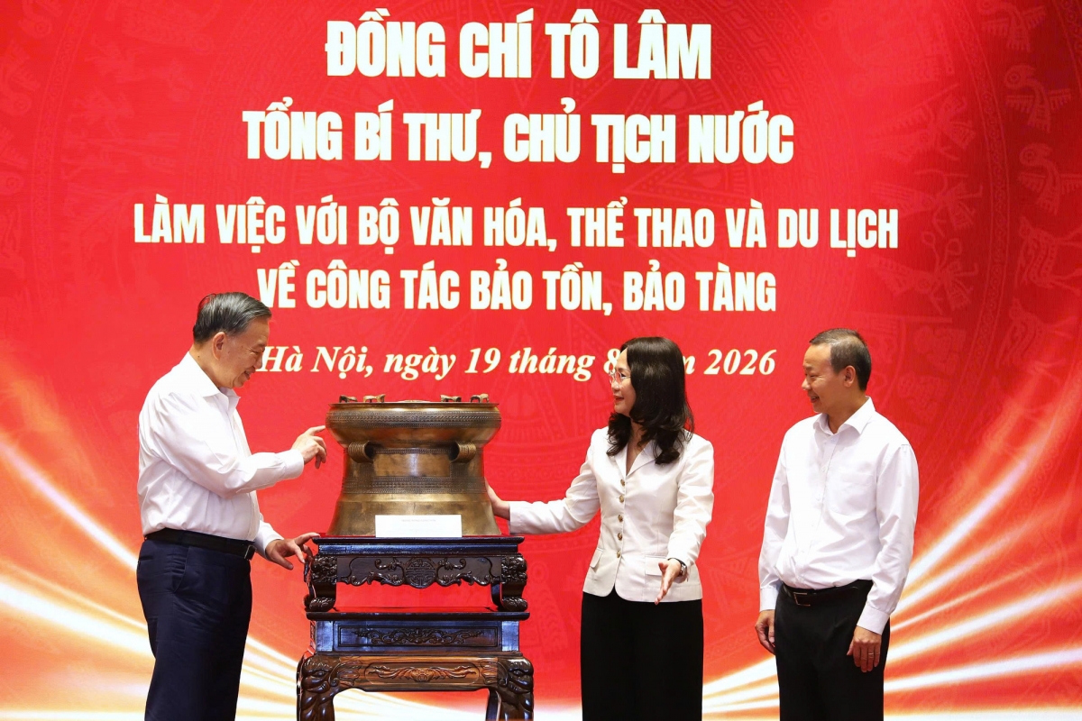 Bộ trưởng Bộ VHTTDL Lâm Thị Phương Thanh trao tặng Tổng Bí thư, Chủ tịch nước Tô Lâm bản phục dựng Trống đồng Đông Sơn. (Ảnh: bvhttdl.gov.vn)