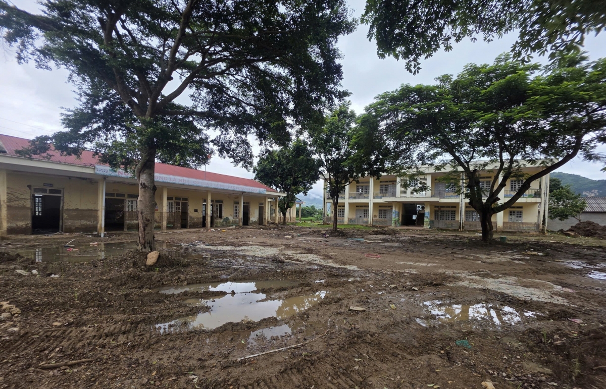 Lũ rút, nhưng những dấu vết của thiên tai vẫn còn in đậm trên tường, nền lớp học và khuôn viên điểm trường