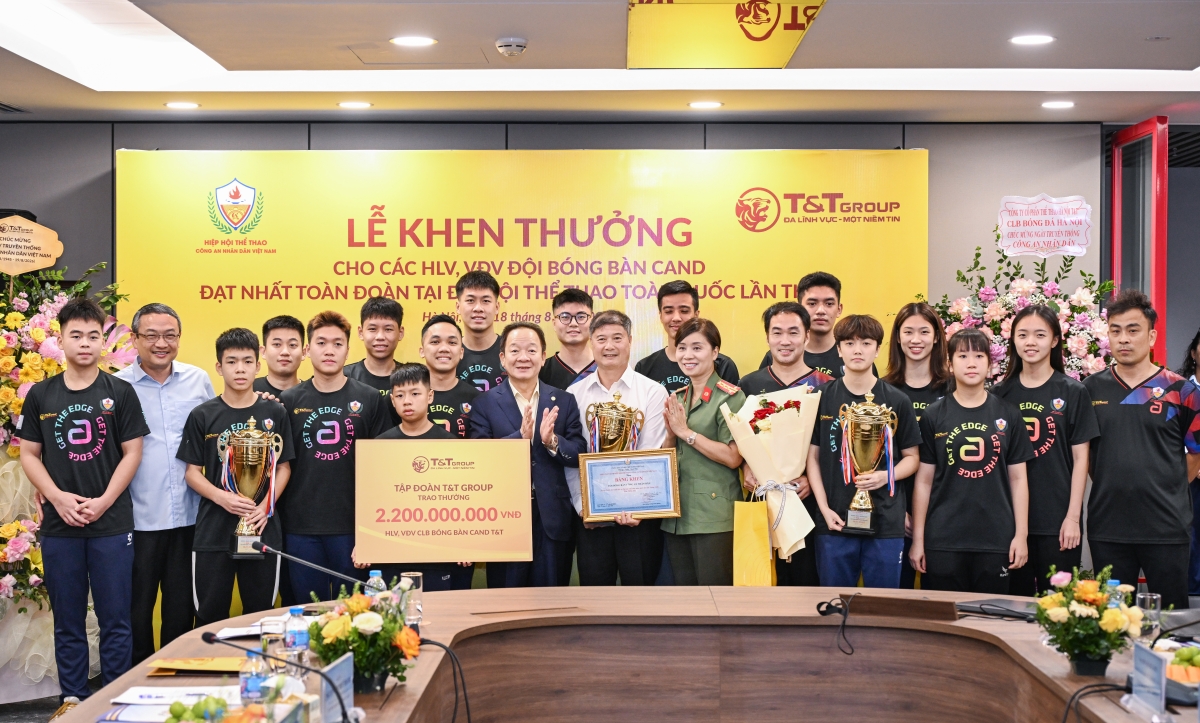 Tập thể đội bóng bàn CAND được khen thưởng với thành tích xuất sắc tại Đại hội thể thao toàn quốc (ảnh: BTC)