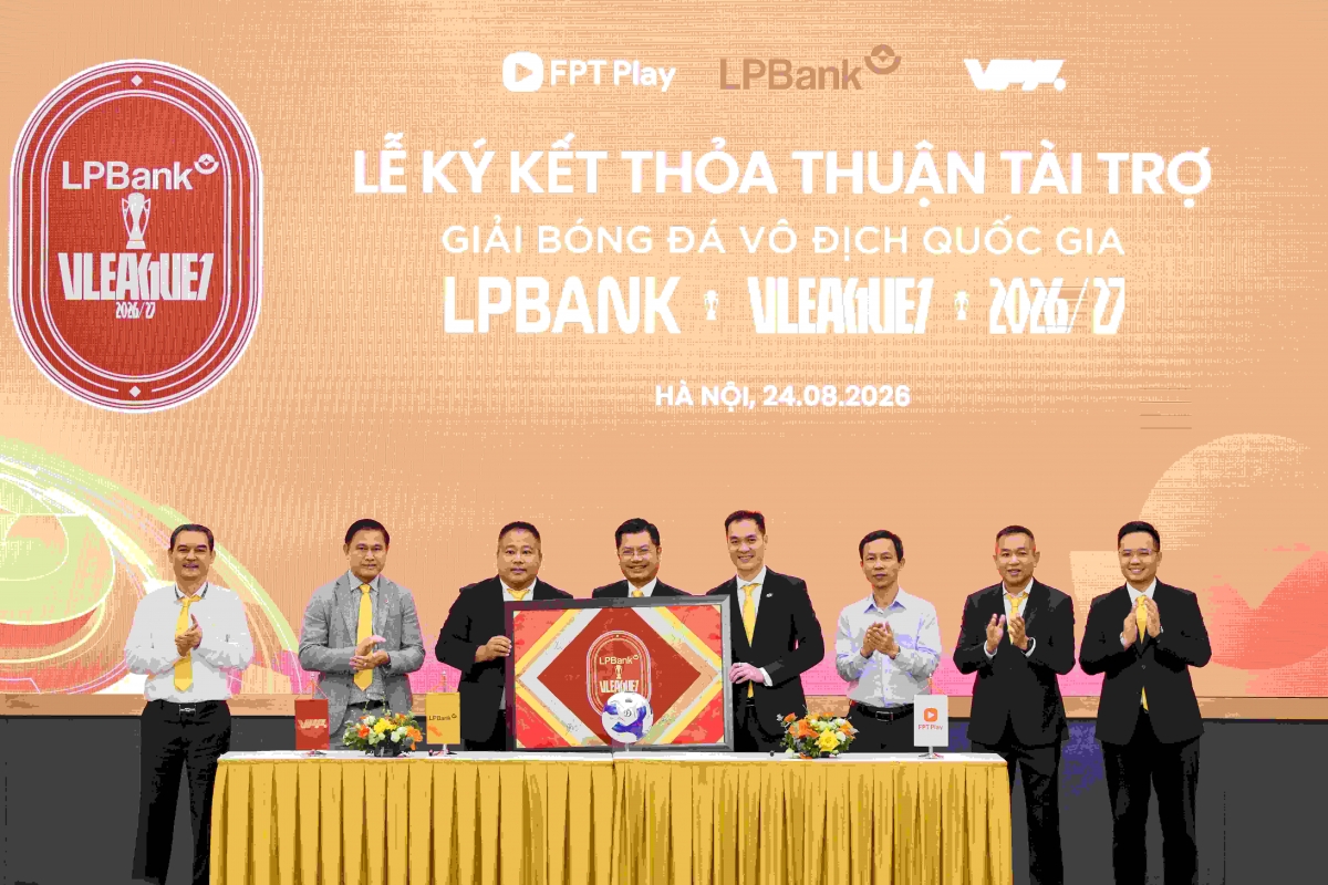Trao bảng danh vị cho nhà tài trợ LPBank (ảnh: BTC)