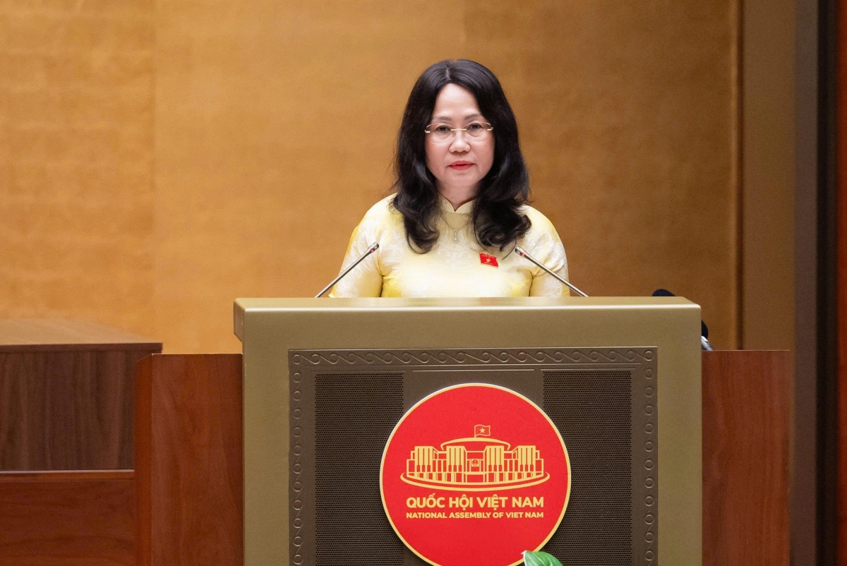 Bộ trưởng Bộ Văn hóa, Thể thao và Du lịch Lâm Thị Phương Thanh trình bày tờ trình dự án Luật sửa đổi, bổ sung một số điều của Luật Xuất bản sáng 5/8/2026. Ảnh: Quốc hội