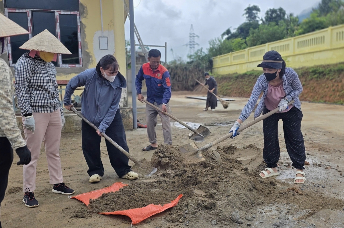 Việc sửa chữa có cả sự chung tay hỗ trợ của người dân địa phương