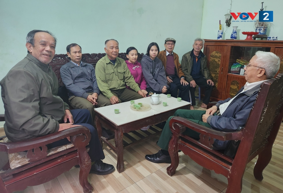 Chị Bùi Thị Tuyến ở xã Tiến Thắng, thành phố Hà Nội (Áo hồng, ngồi giữa) nhận được sự quan tâm của các cấp Hội Nạn nhân chất độc da cam