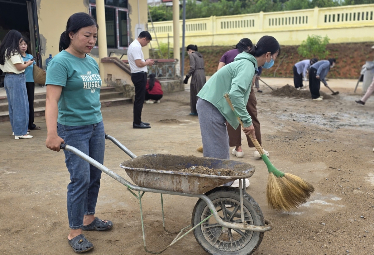 Các thầy cô giáo Trường Mầm non Mường Than cũng thường xuyên có mặt tại điểm trường, cùng dọn dẹp, vệ sinh lớp học