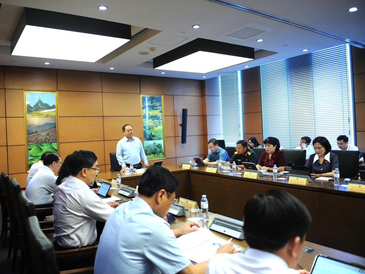 Quốc hội thảo luận tại tổ về dự thảo Nghị quyết của Quốc hội quy định cơ chế, chính sách đặc thù đối với các dự án phục vụ Hội nghị cấp cao APEC 2027 tại Đặc khu Phú Quốc, tỉnh An Giang (Ảnh Quốc hội)