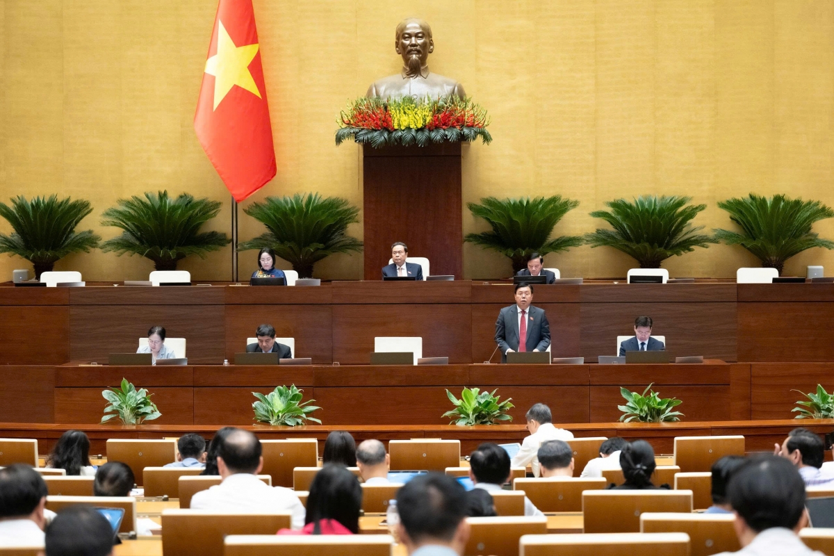Quốc hội thảo luận tại hội trường về dự án Luật sửa đổi, bổ sung một số điều của Luật Người lao động Việt Nam đi làm việc ở nước ngoài theo hợp đồng (Ảnh Quốc hội)