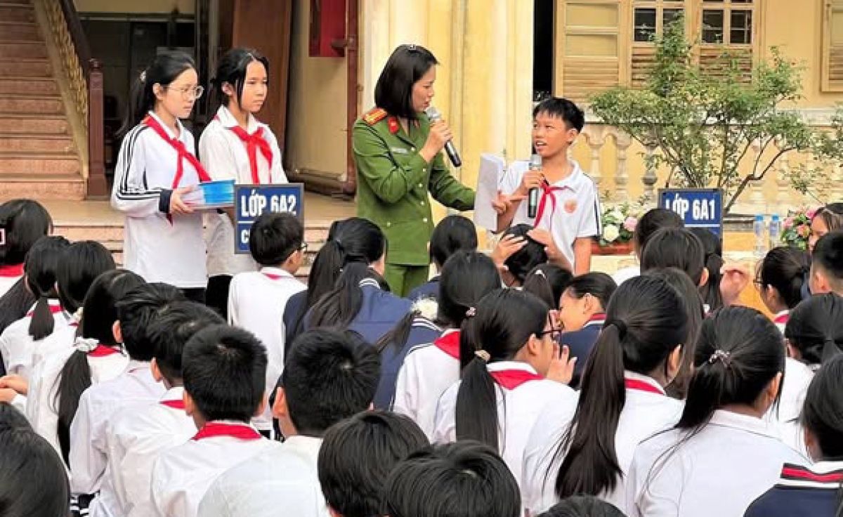 Cán bộ Công an xã Sóc Sơn (TP. Hà Nội) tuyên truyền phòng, chống bạo lực học đường cho học sinh Trường Trung học cơ sở Mai Đình. (Ảnh: Bộ Công an)