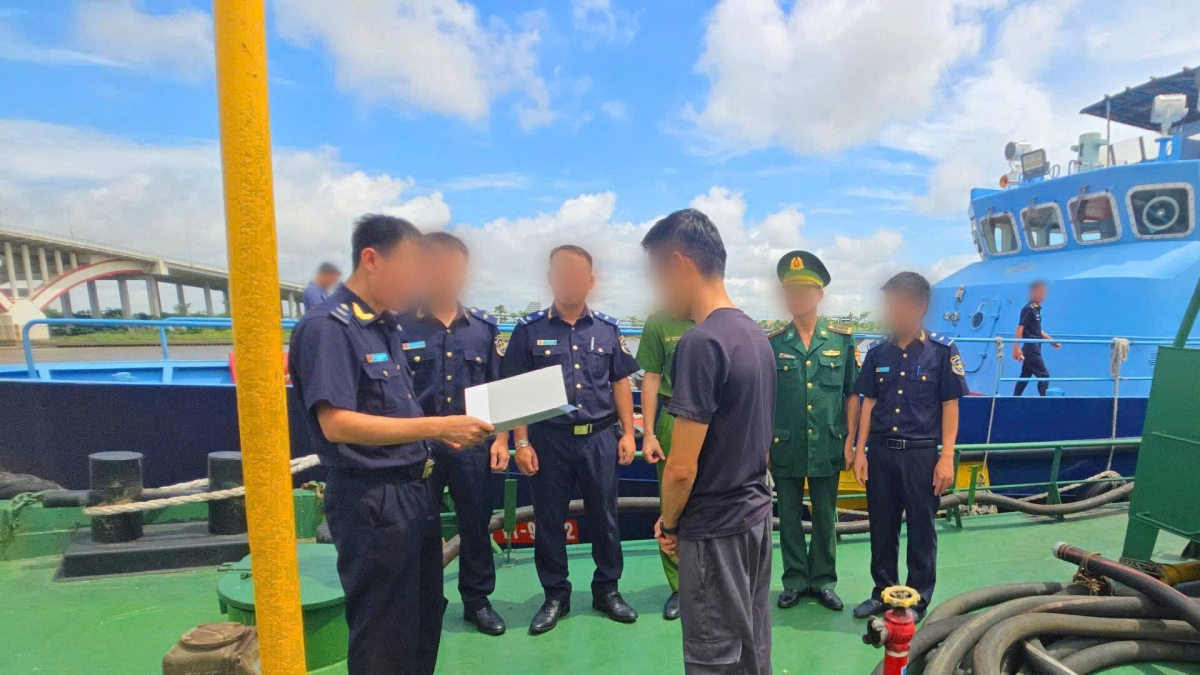 Bắt giữ người và phương tiện vi phạm - Ảnh: Cục Hải quan.