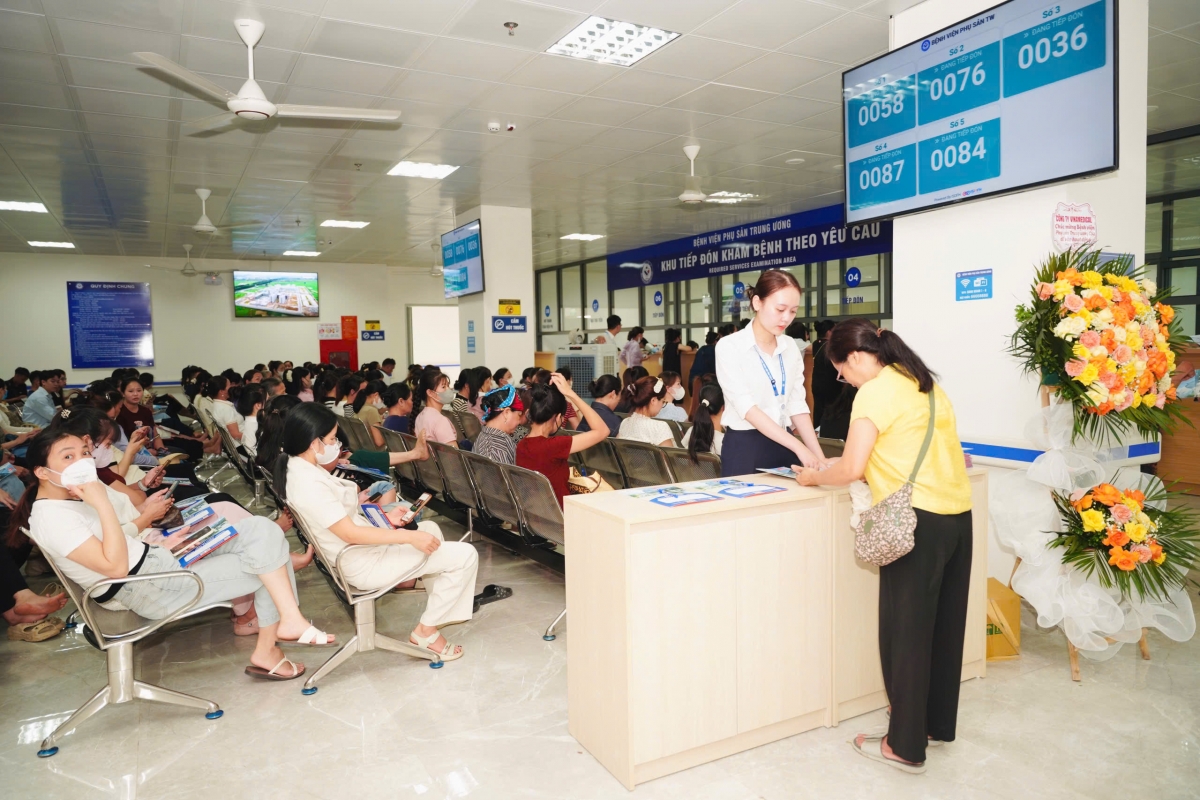 Nhiều người dân xếp hàng chờ khám ở BV Phụ sản TW cơ sở 2 ngay ngày đầu tiên hoạt động
​​​​Ảnh: BVCC