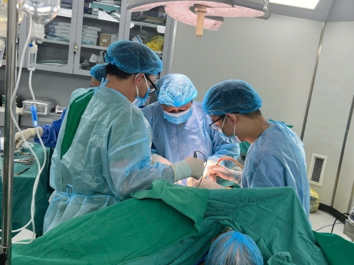 Khối u chiếm gần như toàn bộ vùng kín đặt ra nhiều thách thức trong mổ. Ảnh: BVCC
