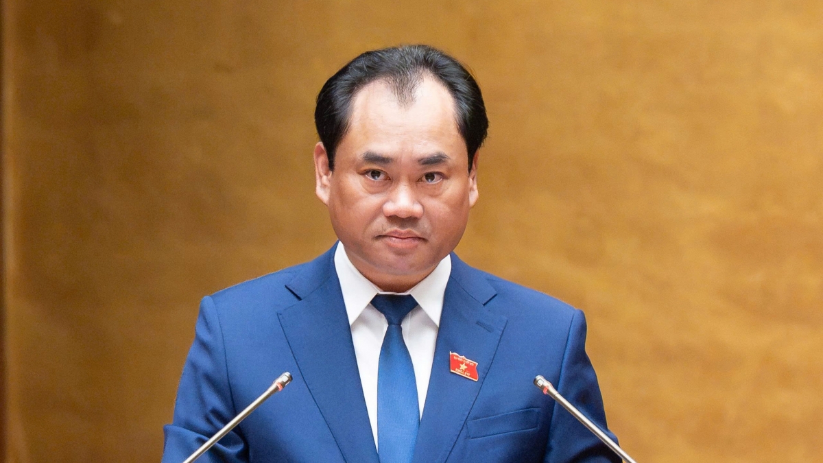 Bộ trưởng Bộ Nông nghiệp và Môi trường Trịnh Việt Hùng trình bày Tờ trình về định hướng chính sách sửa đổi Luật Đất đai năm 2024 sáng 19/8. (Ảnh: Quốc hội)