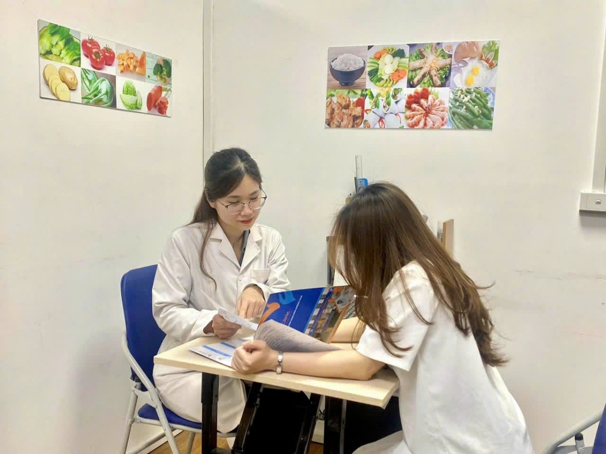 Bác sĩ Đoàn Hồng (bên trái) nhấn mạnh, bánh dẻo cỡ lớn có thể ảnh hưởng sức khỏe nếu ăn nhiều.   
Ảnh: BSCC