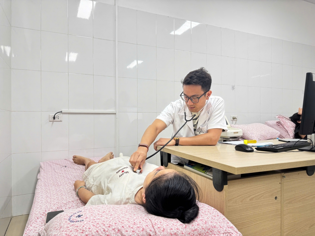 BS Nguyễn Hoàng Linh đang khám cho sản phụ (Ảnh Trần Thủy - BV Phụ sản HN)
