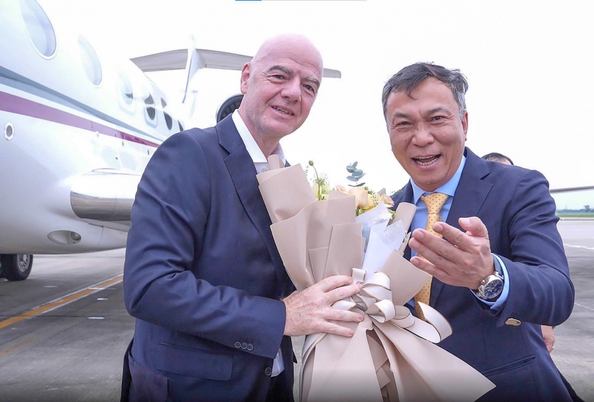 Chủ tịch VFF Trần Quốc Tuấn tặng hoa, chào mừng Chủ tịch FIFA Gianni Infantino đến Việt Nam (Ảnh: VFF)