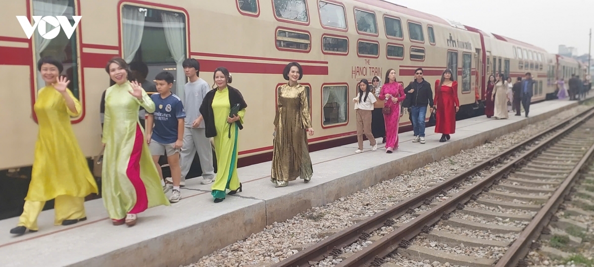 Chuyến Tàu Hà Nội 5 cửa ô ngày càng thu hút đông đảo du khách.