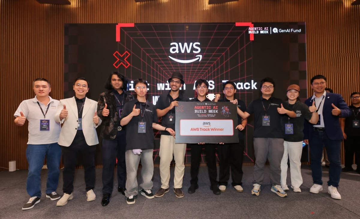Hai sinh viên FPTU cùng các đồng đội tại Agentic AI Build Week 2026. (Ảnh: NVCC)