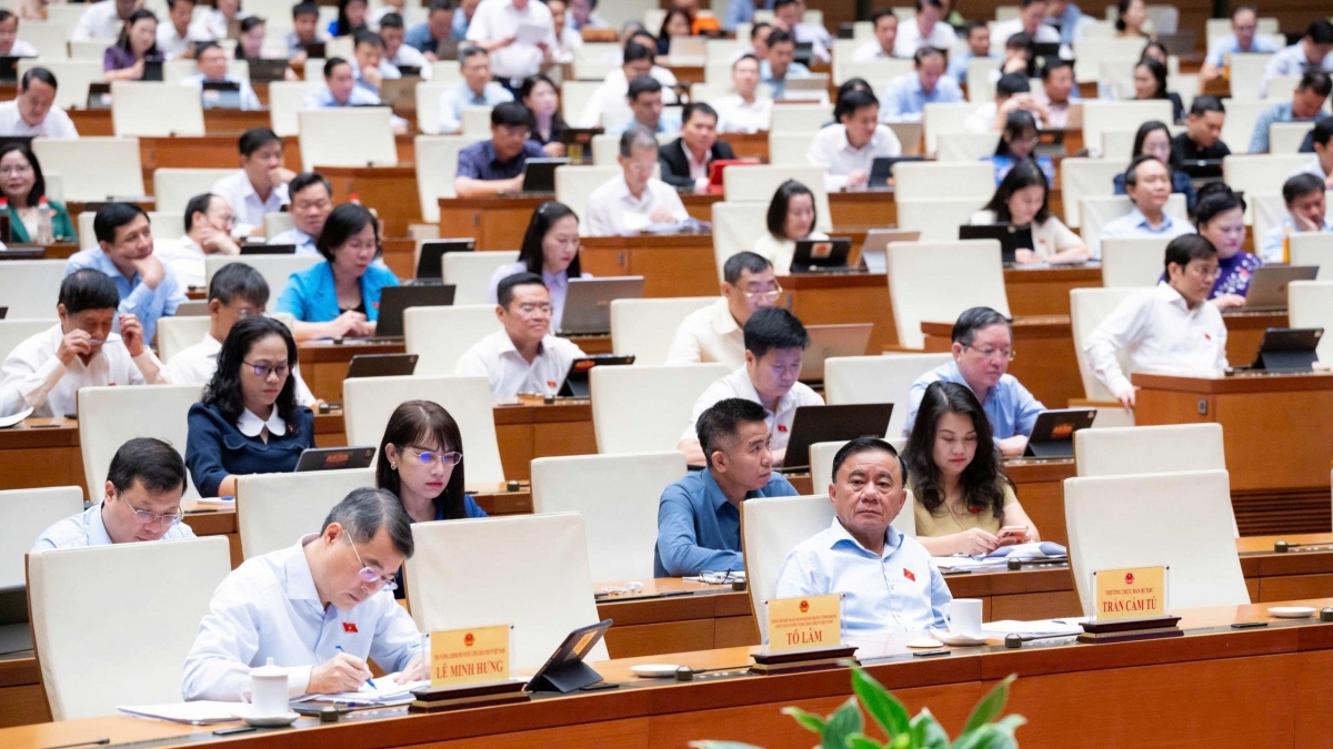 Các đại biểu cho rằng: Phân quyền để đô thị chủ động, không phải tạo thêm “vùng xám” (Ảnh: Quốc hội)​