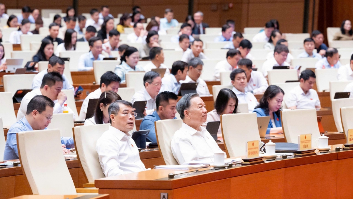 Các đại biểu nghe báo cáo về các dự án Luật, Nghị quyết, trong đó có nghị quyết về việc tích hợp 04 chương trình mục tiêu quốc gia thành 01 Chương trình mục tiêu quốc gia tại hội trường sáng 19/8/2026. (Ảnh: Quốc hội)
