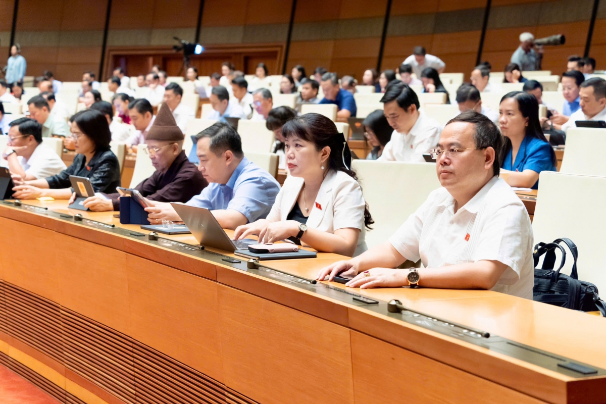 Các đại biểu tại hội trường thảo luận về dự án Luật sửa đổi, bổ sung một số điều của Luật Xuất bản ngày 9/8. Ảnh: Quốc hội.