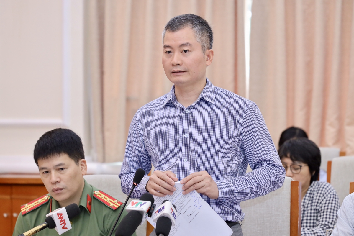 Đại tá Nguyễn Tuấn Hưng, Phó Cục trưởng Cục An ninh điều tra Bộ Công An thông tin tại buổi họp báo. (Ảnh: Moet)