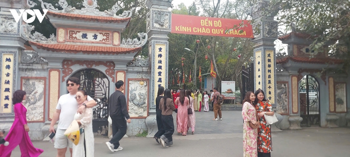 Điểm nhấn của chặng dừng chân này là khu di tích quốc gia đặc biệt đền Đô, nơi thờ 8 vị vua triều Lý.