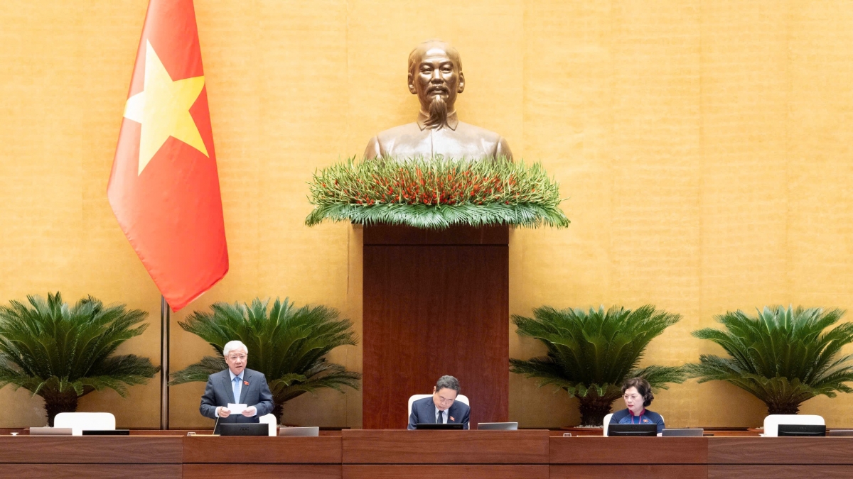 Phó Chủ tịch Quốc hội Đỗ Văn Chiến điều hành phiên họp tại hội trường sáng 19/8. (Ảnh: Quốc hội)