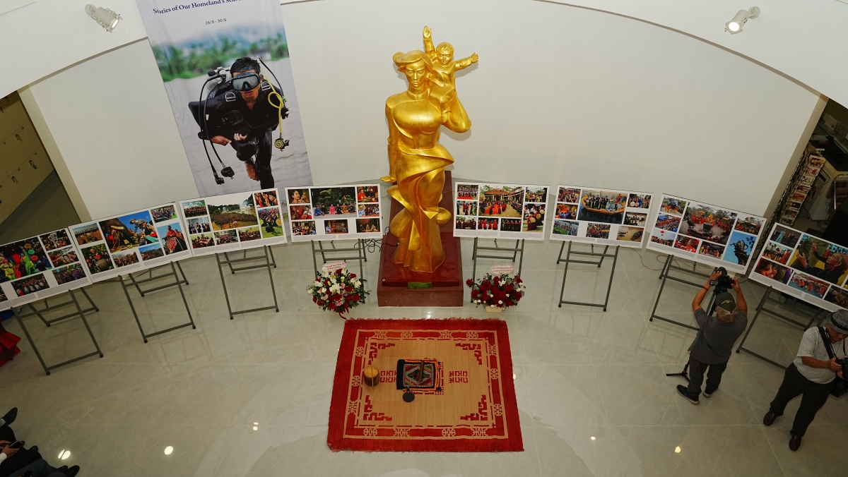 Triển lãm được tổ chức tại Hà Nội, đưa những câu chuyện bằng hình ảnh đến với công chúng nhân dịp Quốc khánh 2/9. Ảnh: CTV.