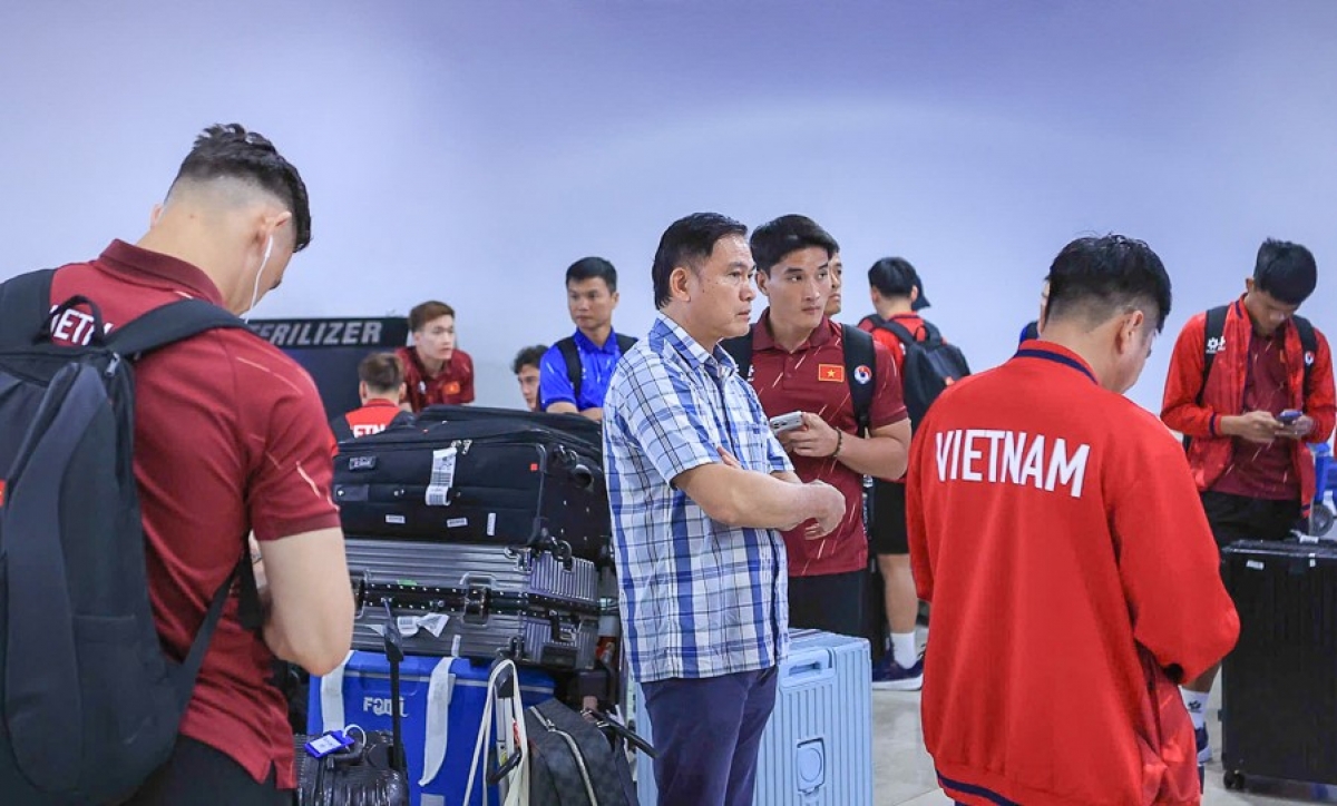 Trưởng đoàn Trần Anh Tú và các thành viên đội tuyển quyết tâm giành trọn 3 điểm trên sân khách (Ảnh: VFF)