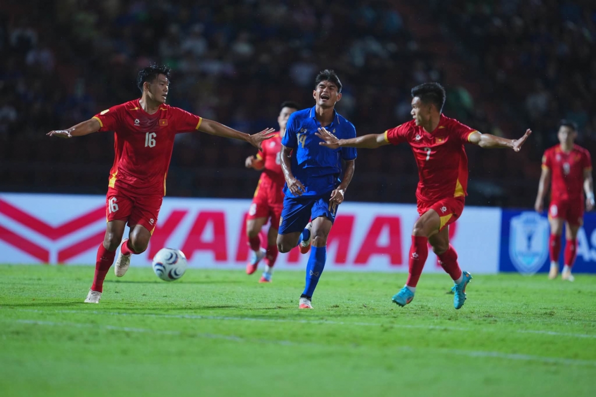 Bộ ba trung vệ Xuân Mạnh, Thành Chung, Văn Hậu có trận cầu tròn vai (Ảnh: Thailand FA)