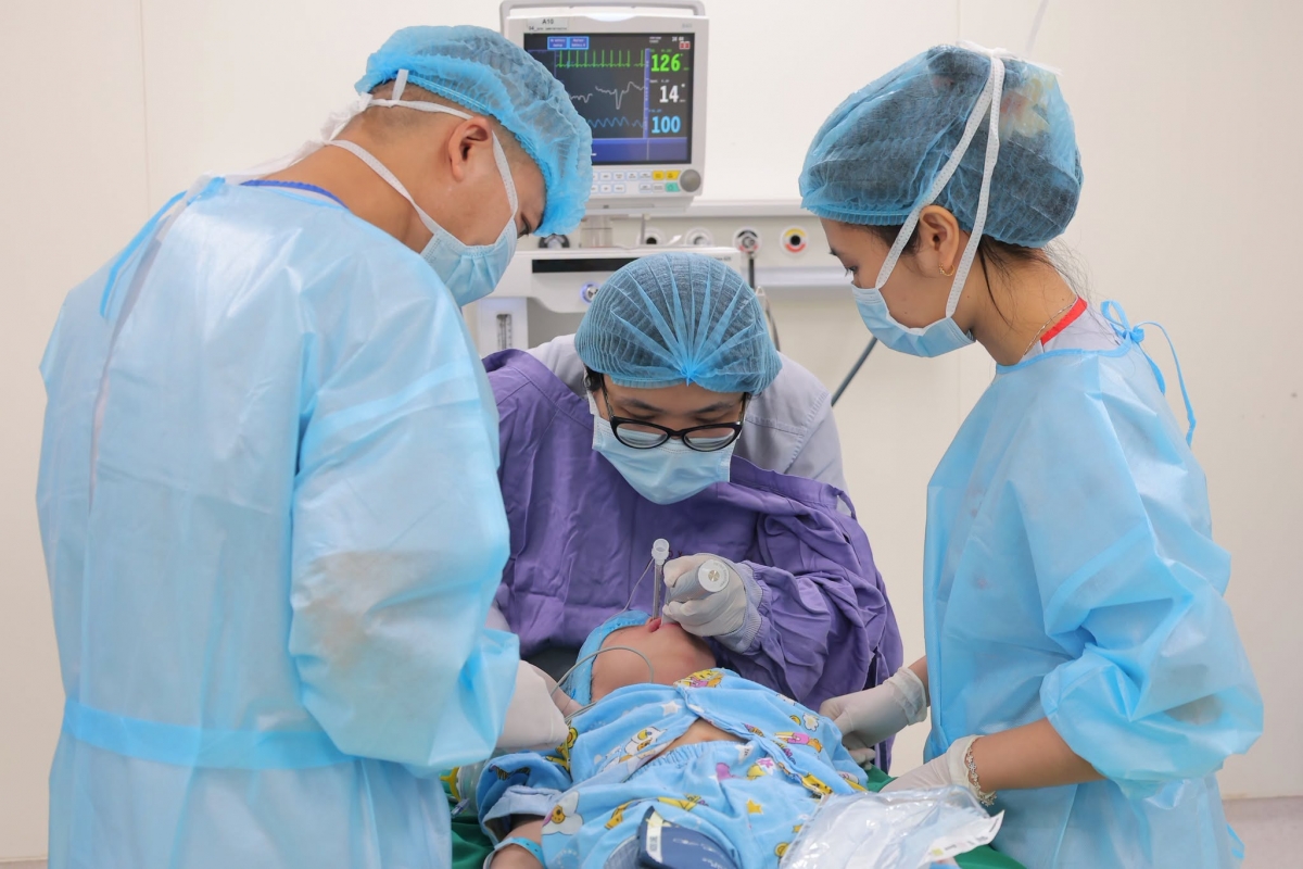 Với phương pháp gây mê, trẻ được điều trị toàn bộ các tổn thương răng miệng chỉ trong một ca mổ
(Ảnh: BVCC)