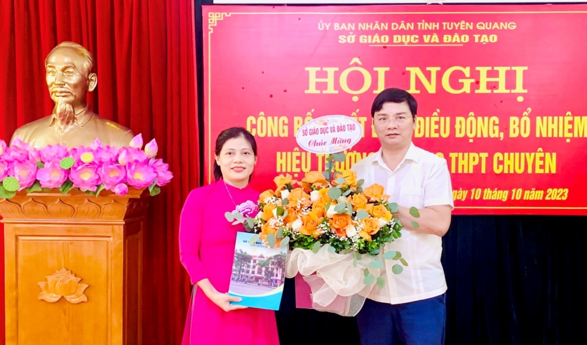 Ông Vũ Đình Hưng - Giám đốc Sở Giáo dục và Đào tạo tỉnh Tuyên Quang trao Quyết định bổ nhiệm bà Nguyễn Thị Hằng giữ chức vụ Hiệu trưởng THPT Chuyên Tuyên Quang hồi tháng 10/2023. Ngày 15/7, bà Hằng bị khởi tố về tội “Lợi dụng chức vụ, quyền hạn trong khi thi hành công vụ" xảy ra tại điểm thi tốt nghiệp THPT Chuyên Tuyên Quang (Ảnh: Sở  GD-ĐT tỉnh Tuyên Quang)