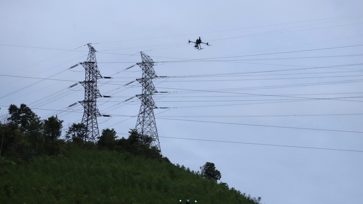 Thiết bị bay UAV hỗ trợ kiểm tra lưới điện phù hợp với địa hình đồi núi, giáp biên giới ở Nghệ An (Ảnh: Thành Vinh)