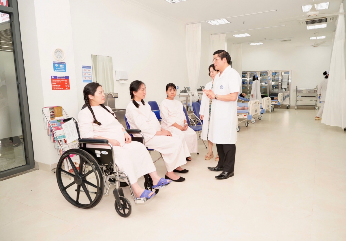 GS.TTND.Nguyễn Duy Ánh - GĐ Bệnh viện Phụ sản TW thực hiện ca mổ sinh đầu tiên tại cơ sở mới
Ảnh: BVCC