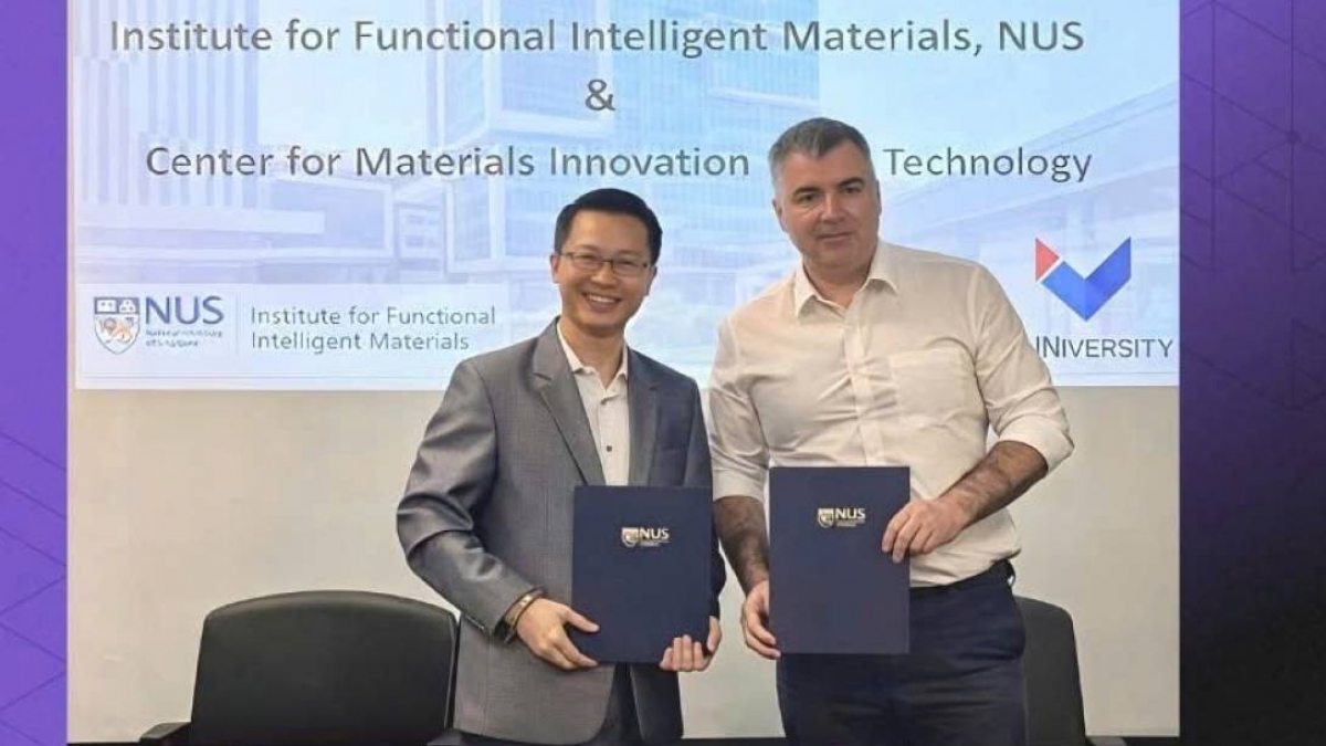 GS Phan Mạnh Hưởng (ảnh trái) tại lễ ký kết hợp tác nghiên cứu giữa Trung tâm nghiên cứu vật liệu mới CMIT (ĐH VinUni) với ĐH quốc gia Singapore. (Ảnh: NVCC)