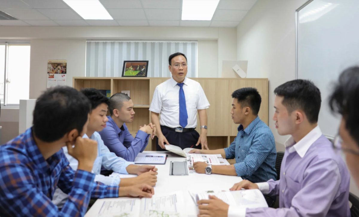 GS.TSKH Nguyễn Đình Đức cùng các cộng sự (Ảnh: NVCC)