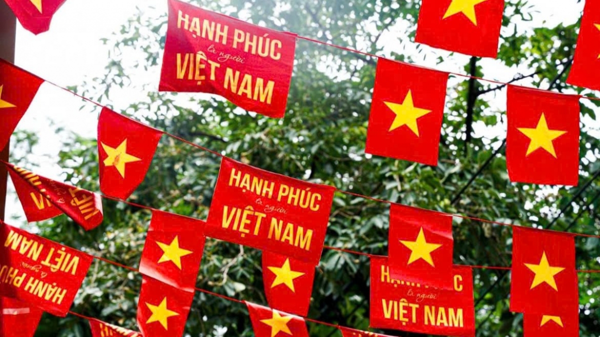 “Hạnh phúc là người Việt Nam” không chỉ là khẩu hiệu mà còn là biểu tượng của sự gắn kết. Ảnh VOV