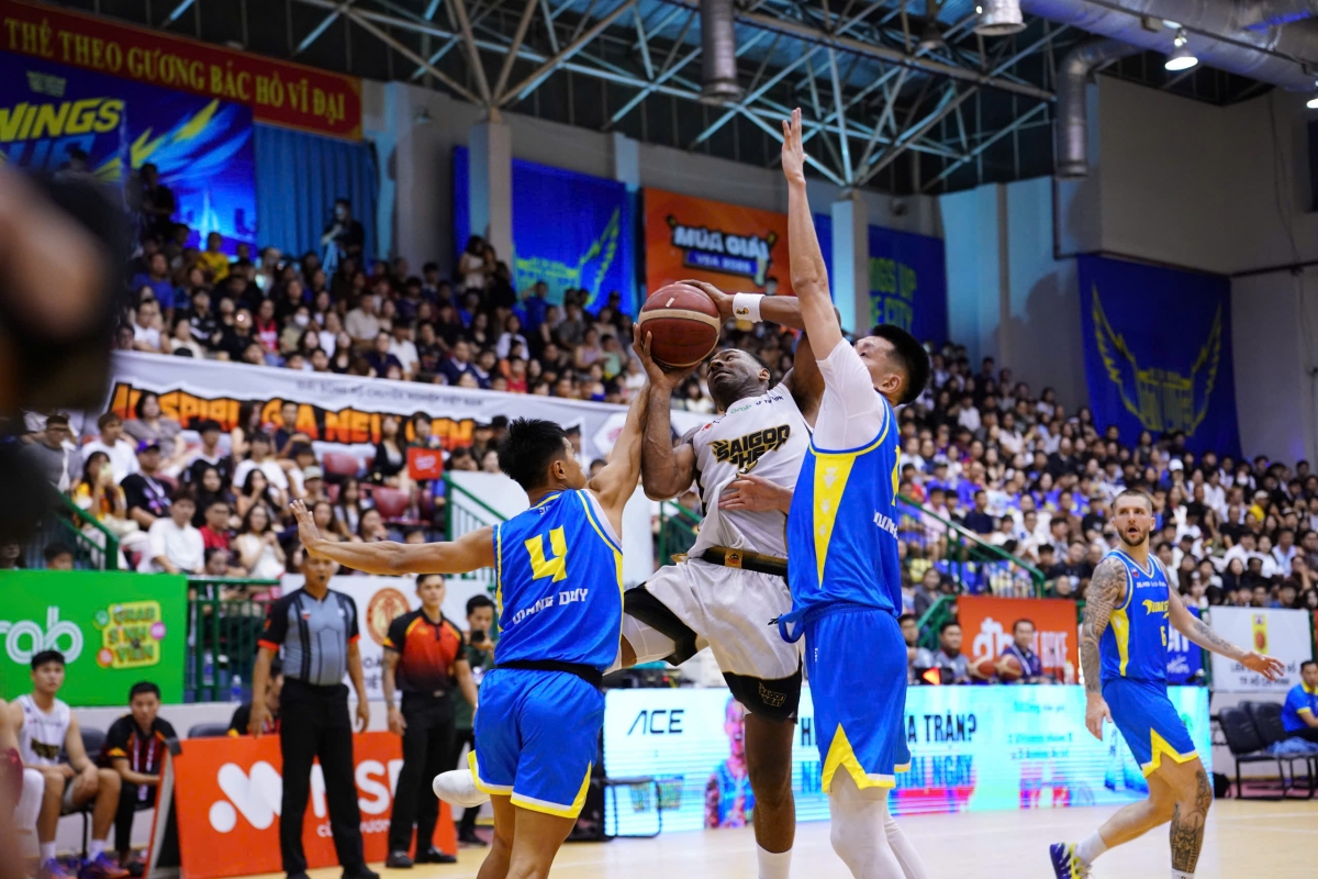 Saigon Heat (trắng) nhận thất bại ở màn tái đấu với Ho Chi Minh City Wings (ảnh: VBA)